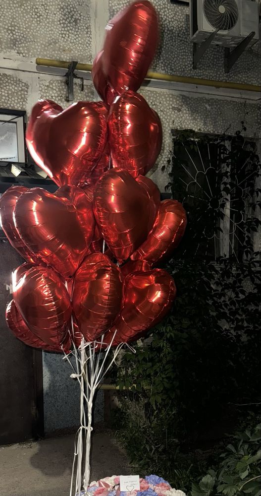 Шары сердечко воздушные 20 шт и букет цветов