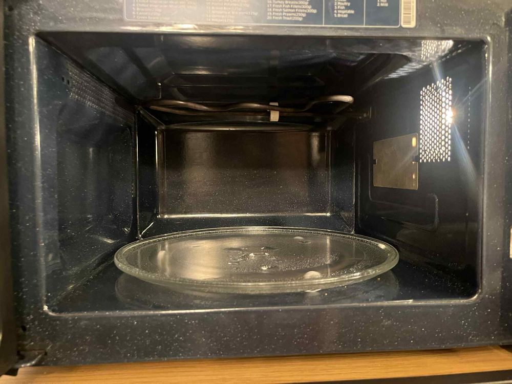 Продавам микровълнова фурна Samsung Ceramic 800W