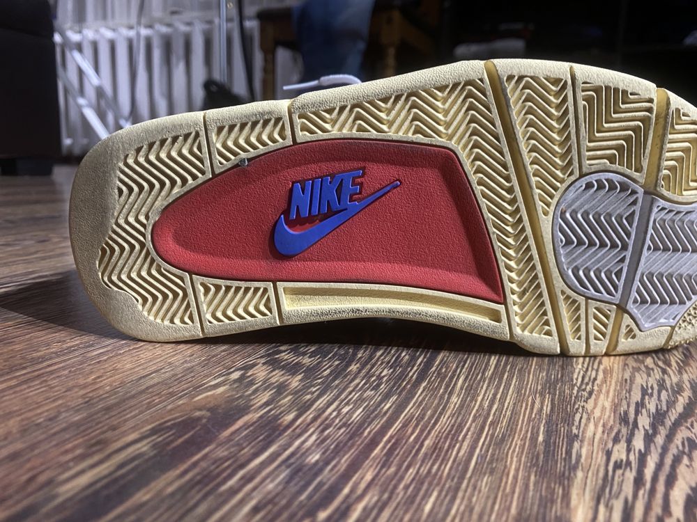 Срочно Продам Nike air Jordan 4