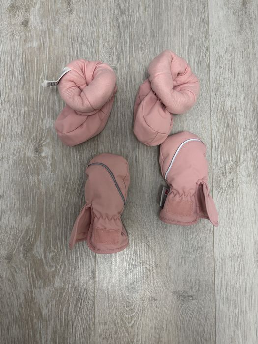 Зимен коплект меки ботуши и ръкавици за бебе