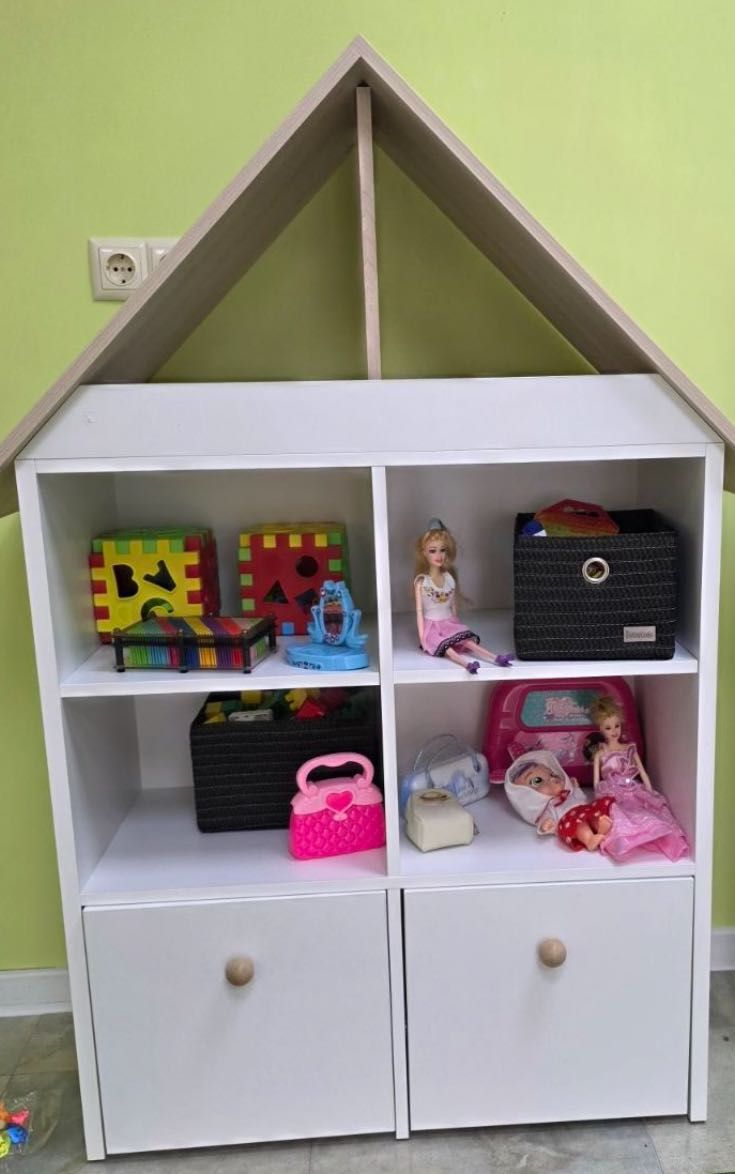 Дървена къща за игра.