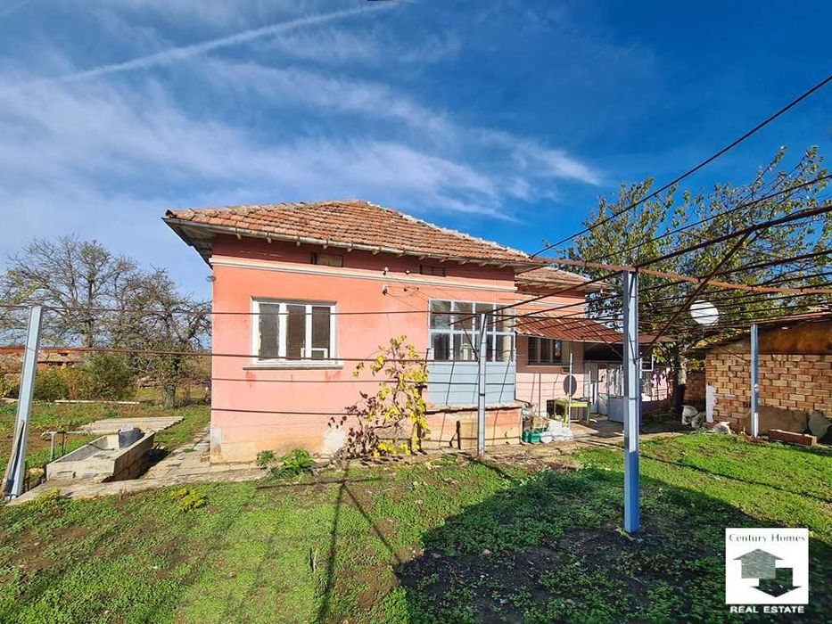 140329 Къща с равен двор и кладенец, в добро състояние, в с. Дъскот