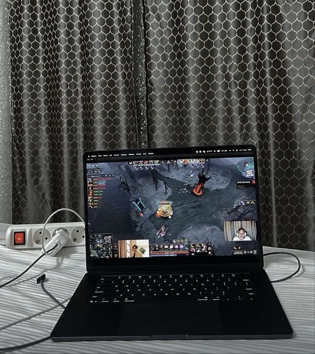 Продам Macbook air 15, m4, 2025 года, циклов зарядки