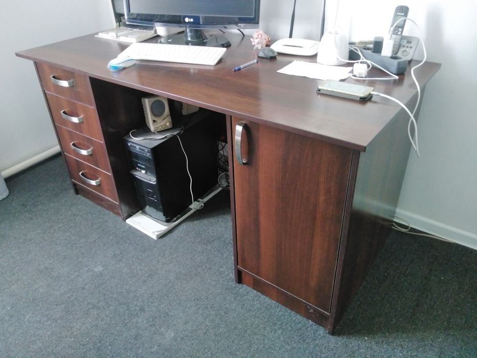 Стол письменный двухтумбовый.