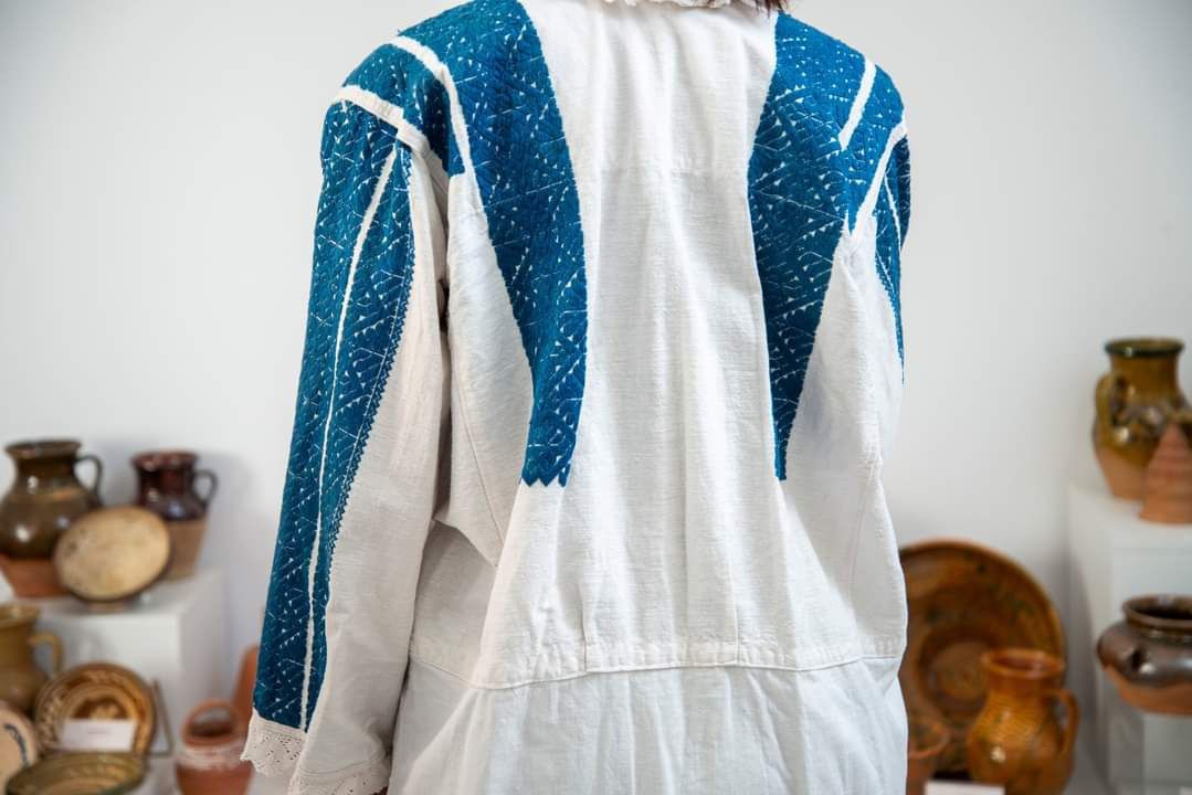 Ie/costum popular/folclor/ tradițional/cusut manual camasa moldoveneas