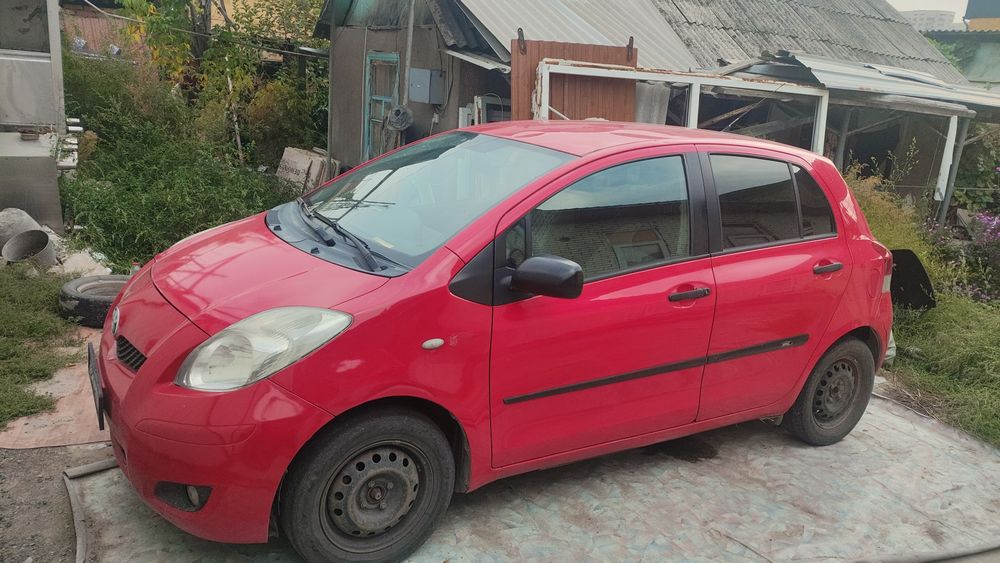 Тойота Ярис 2009 года Механика есть мелкие коцки по кузову на фото