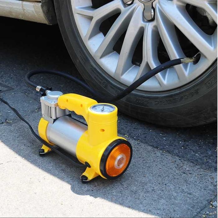 Компресор за кола 12V с фенерче – T135