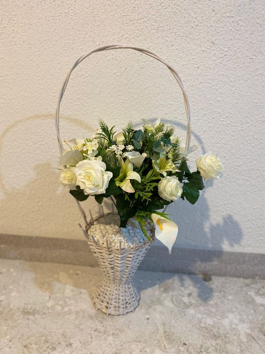 Coșuri cu flori artificiale.Diferite culori și dimensiuni.