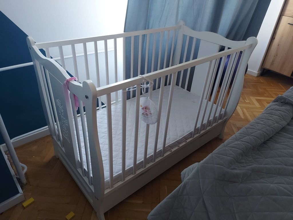 Vând pătuț bebe din lemn + saltea 120x60cm
