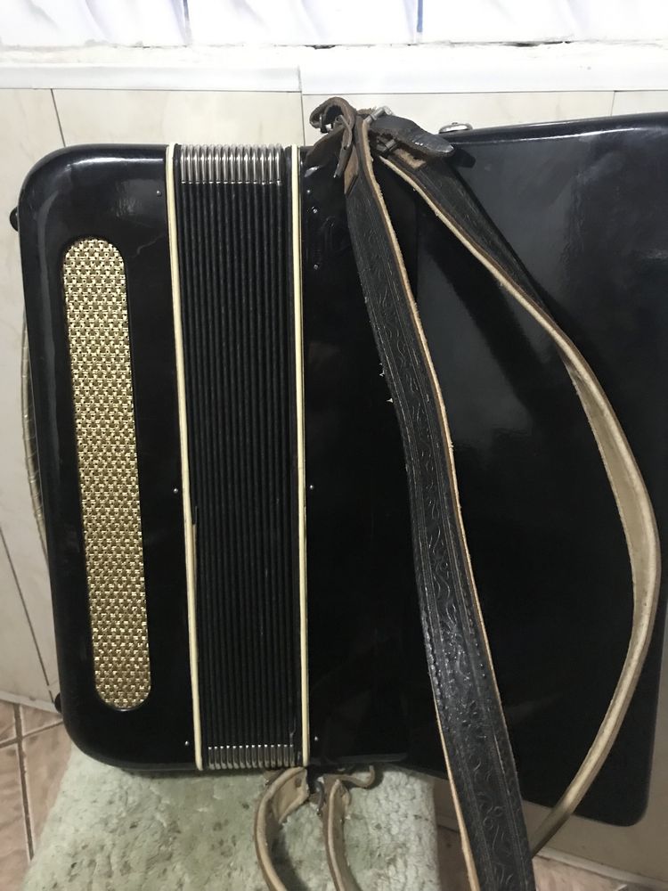 Acordeon Italian Silett cu 96 basi