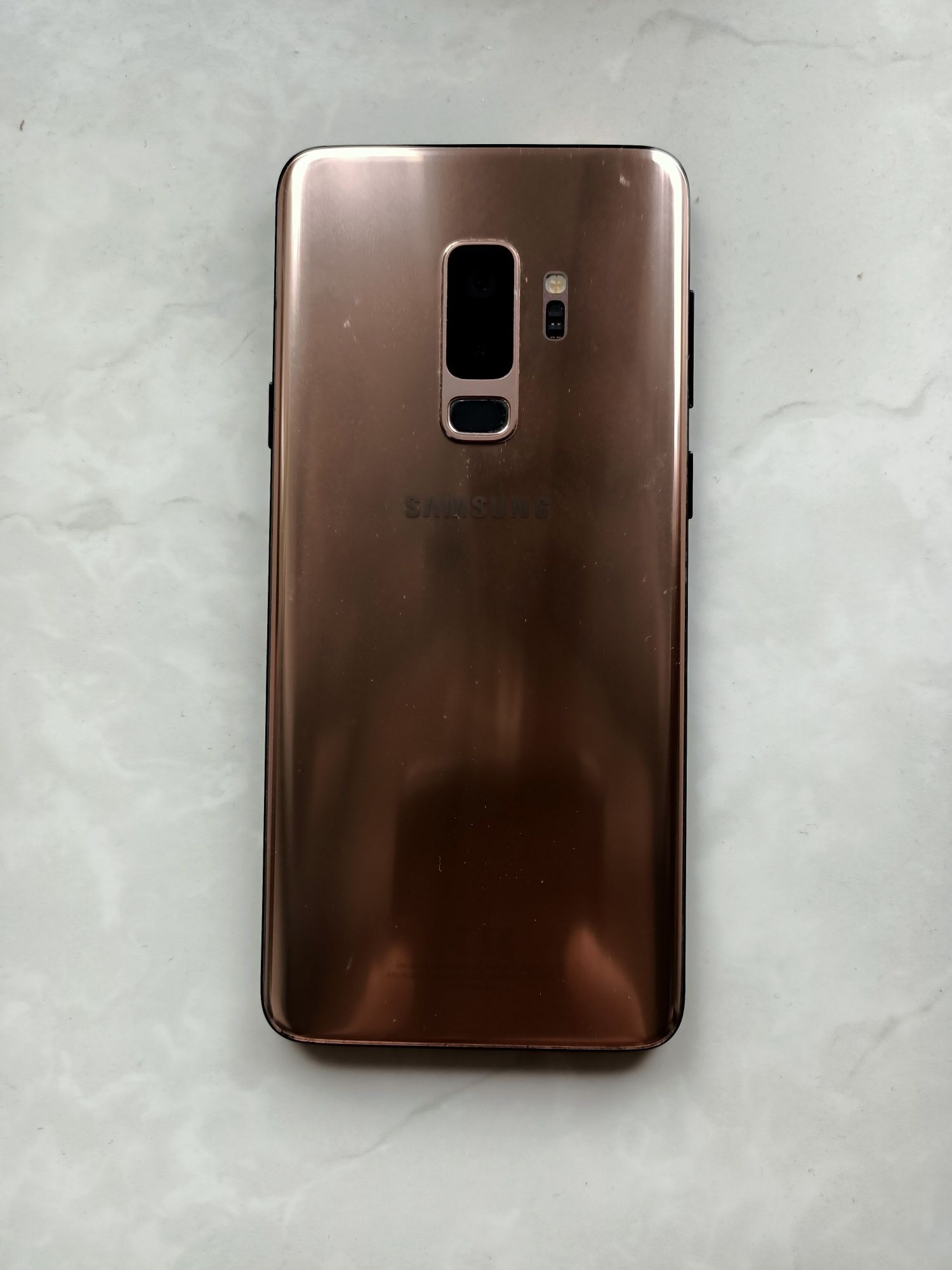 Смартфон Samsung Galaxy S9 Plus SM-G965F вместе с чехлом