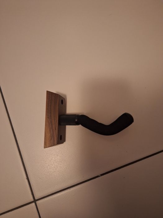 Стойка за китара за стена