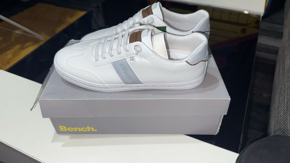 Adidași , detalii la telefon