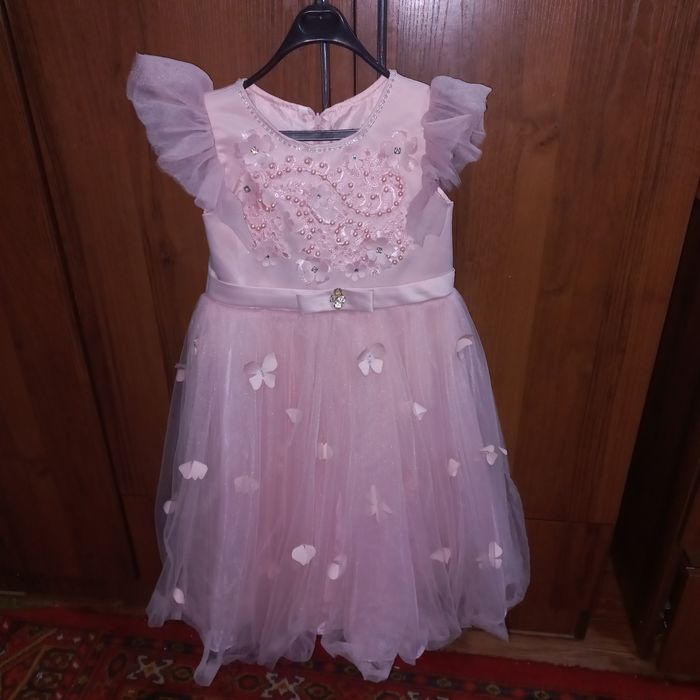 Платье бу. Куртка бу.Состояние хорошее.  Цена по 5000тг