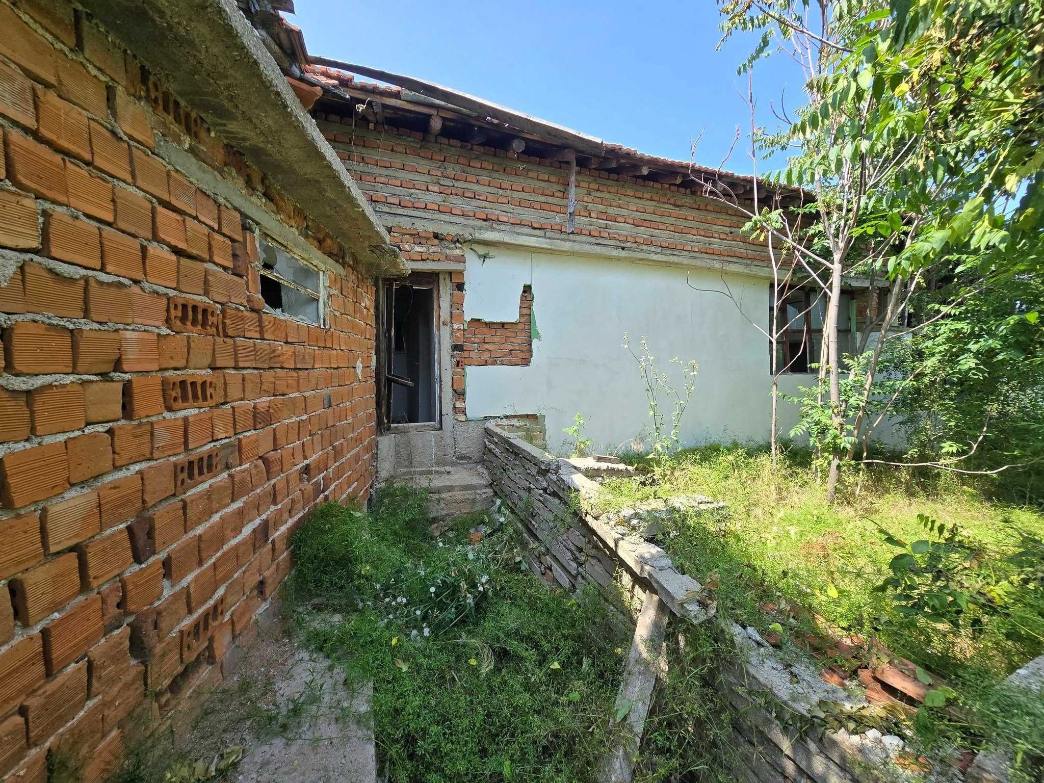 Продава се двуетажна къща