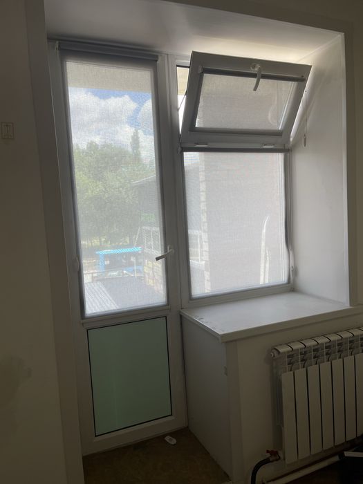 Балконная дверь. Три стекла , рол шторы