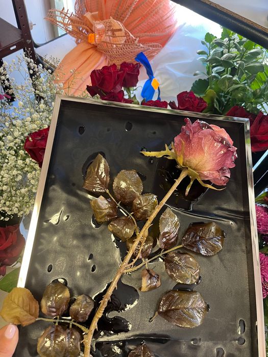 Роза в епоксидна смола