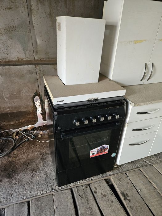 Продаётся газ плиту и вытяжка рабочий