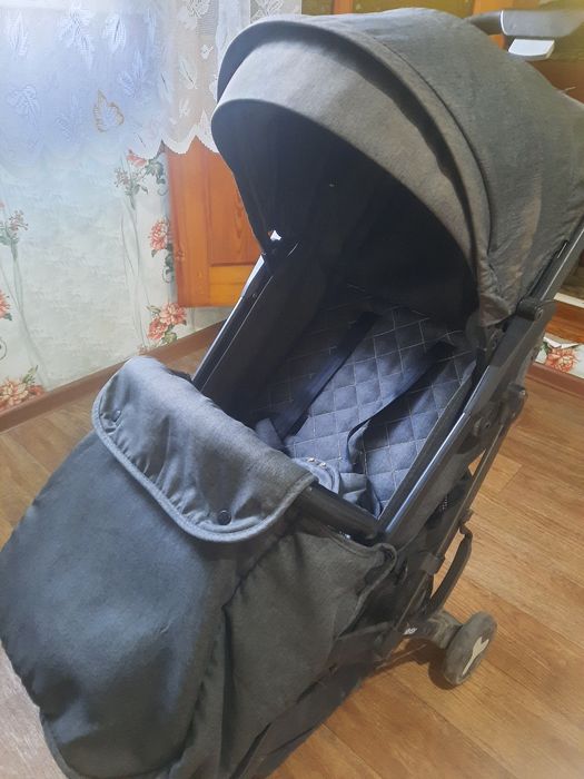Продам коляску +кроватку за все 26000 т.в подарок зим.комбинезон