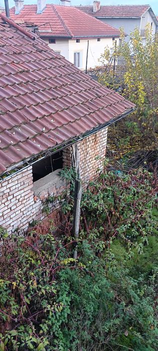 Продава триетажна Къща, град Луковит, област Ловеч, без комисионна.