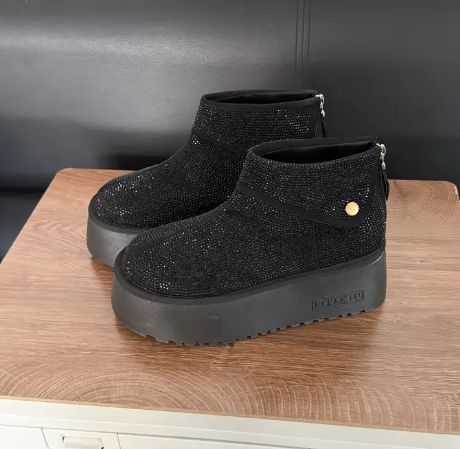 Ghete cu platforma si strasuri