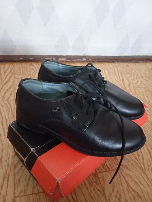 Отдам туфли школьные