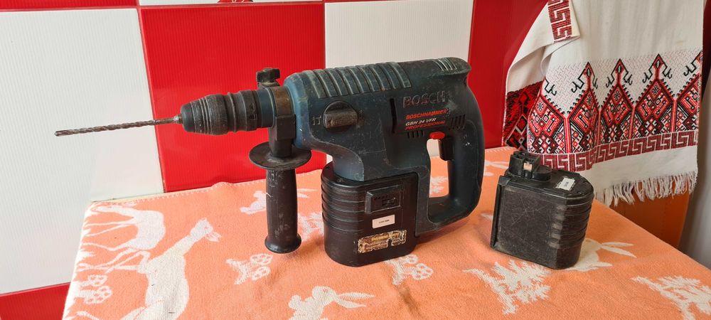 BOSCH sds pe acumulatori = 300 lei
