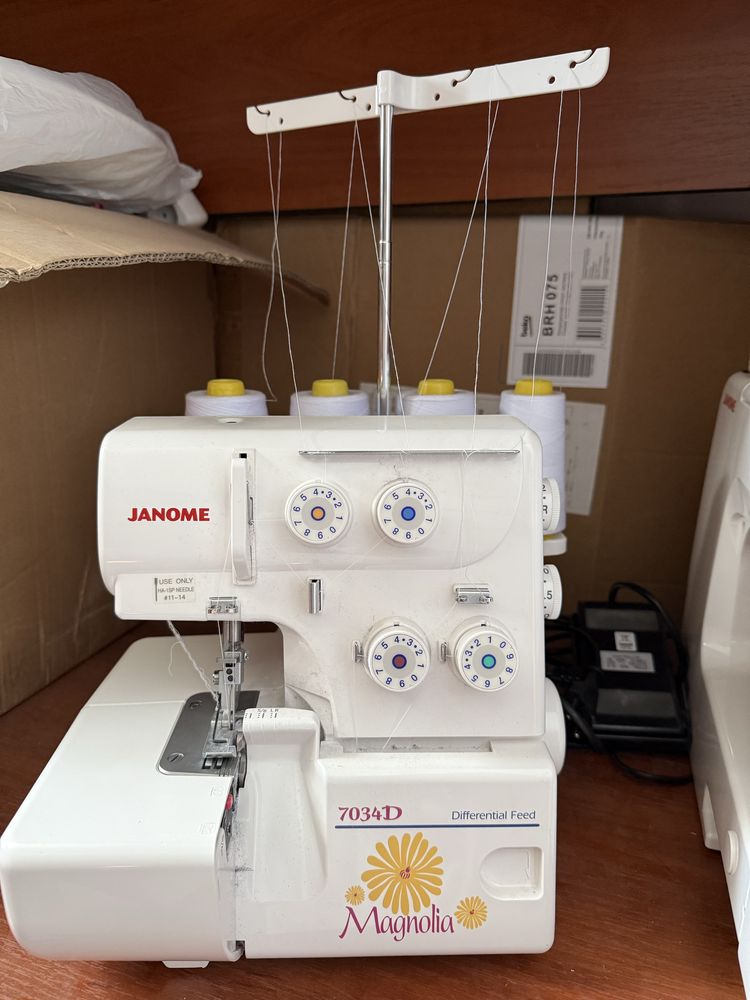 Продается оверлок Janome