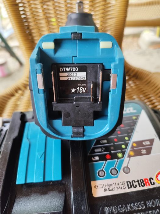 Pistol impact Makita DTW 700 nou
