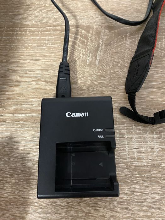 Aparat Canon EOS 4000D + Obiectiv EF-S 18-55mm f/3.5-5.6