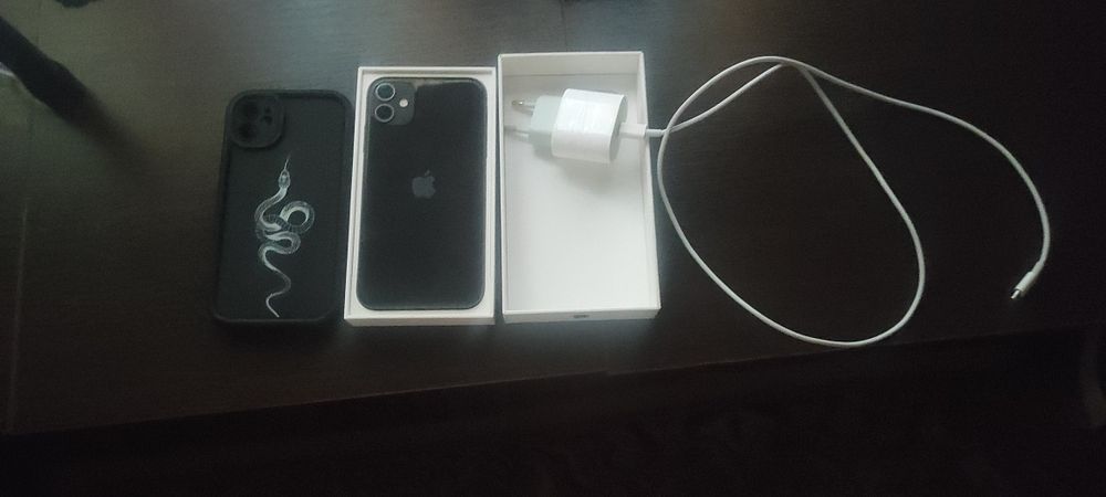 Iphone 11 продам с коробкой и зарядкой