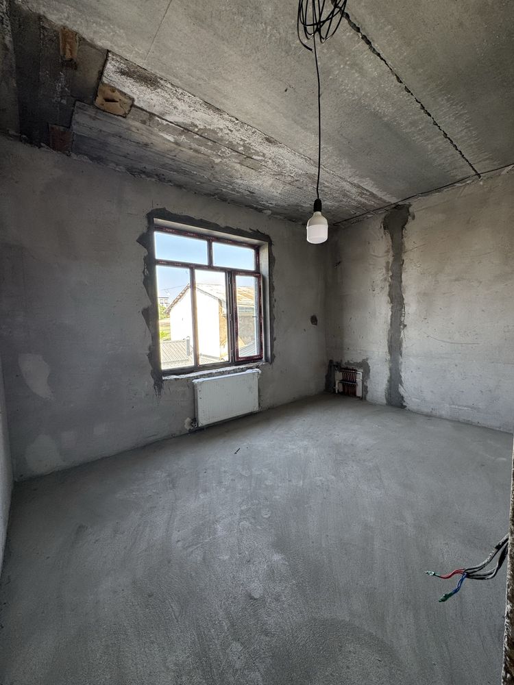 Uy sotiladi 1.2 sotix 6 xona sergeli tumani kia avtosalon orqasi