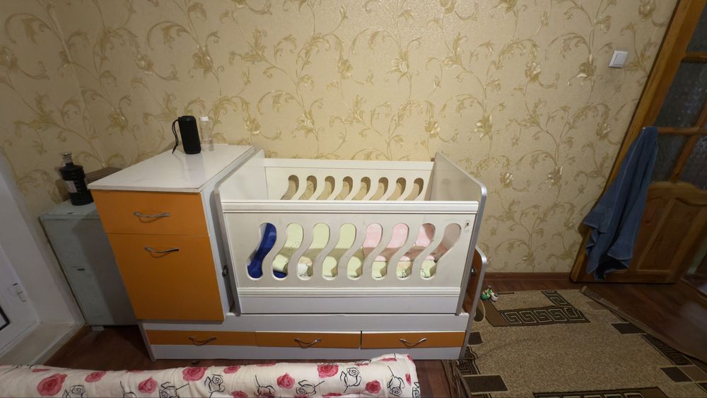 Shkaf manej 2 spalniy divan kelishgan xolda sotiladi