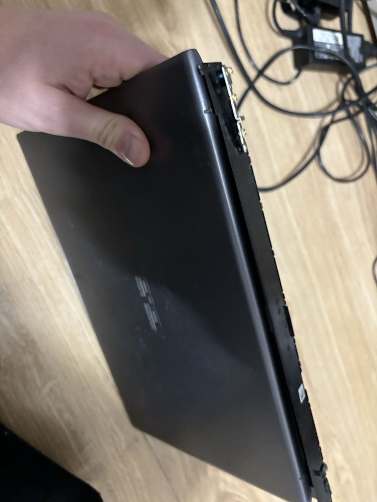 Asus Vivobook 14 Ryzen 3200U cu defect parte dislay modificata