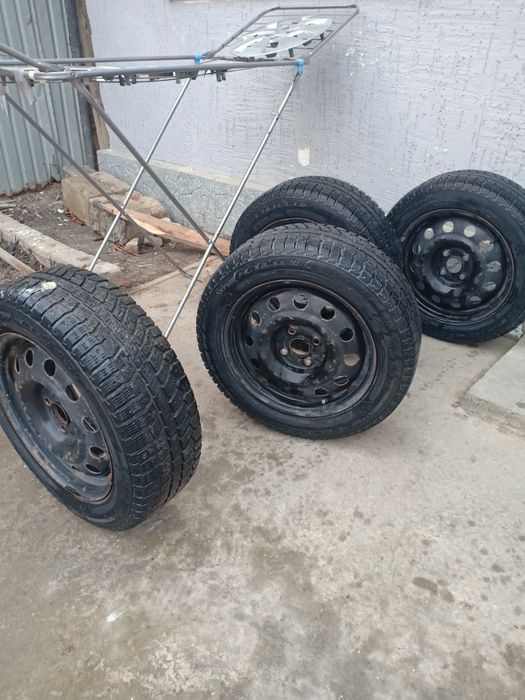 Зимние шины  с дисками и калпаком оригинал