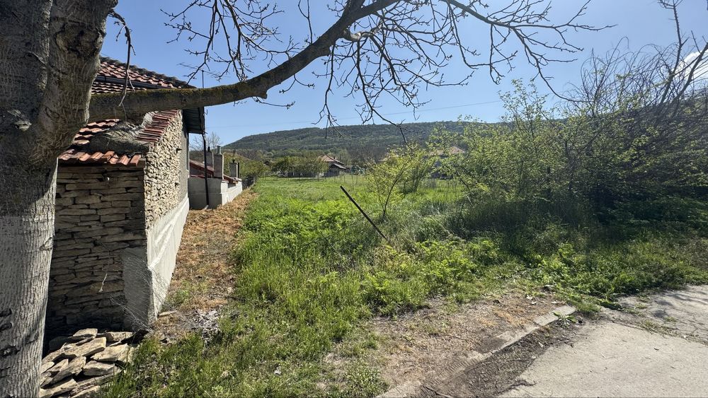 Продавам парцел в Град Девня