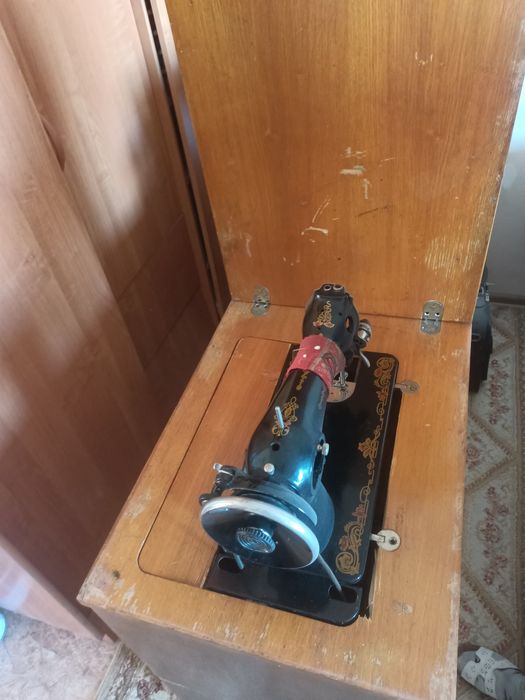 Продам швейную машинку с педалью 
С тумбой, пе