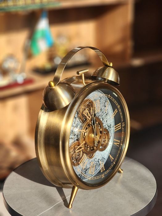 Настольные часы ретро с металлическим корпусом