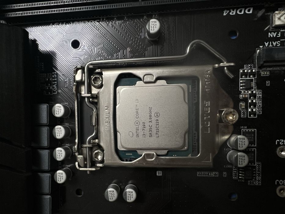 Vând placă de bază cu procesor i3 7100