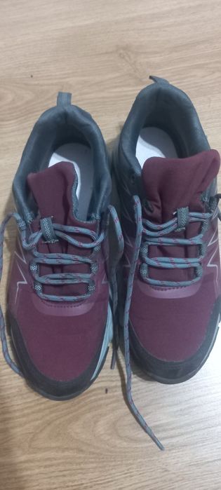 Vând adidași mărimea 39,sunt aproape noi