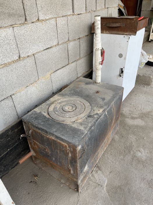 Пеш көмірмен , отынмен жанады,Печь на твердом топливе