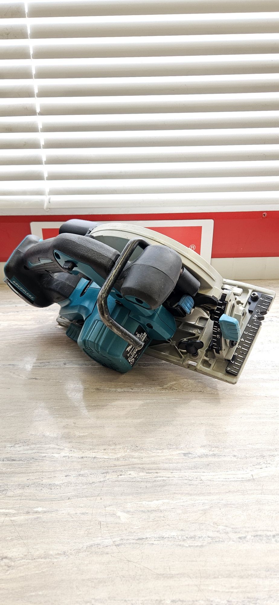 Makita Ръчен циркуляр DHS680