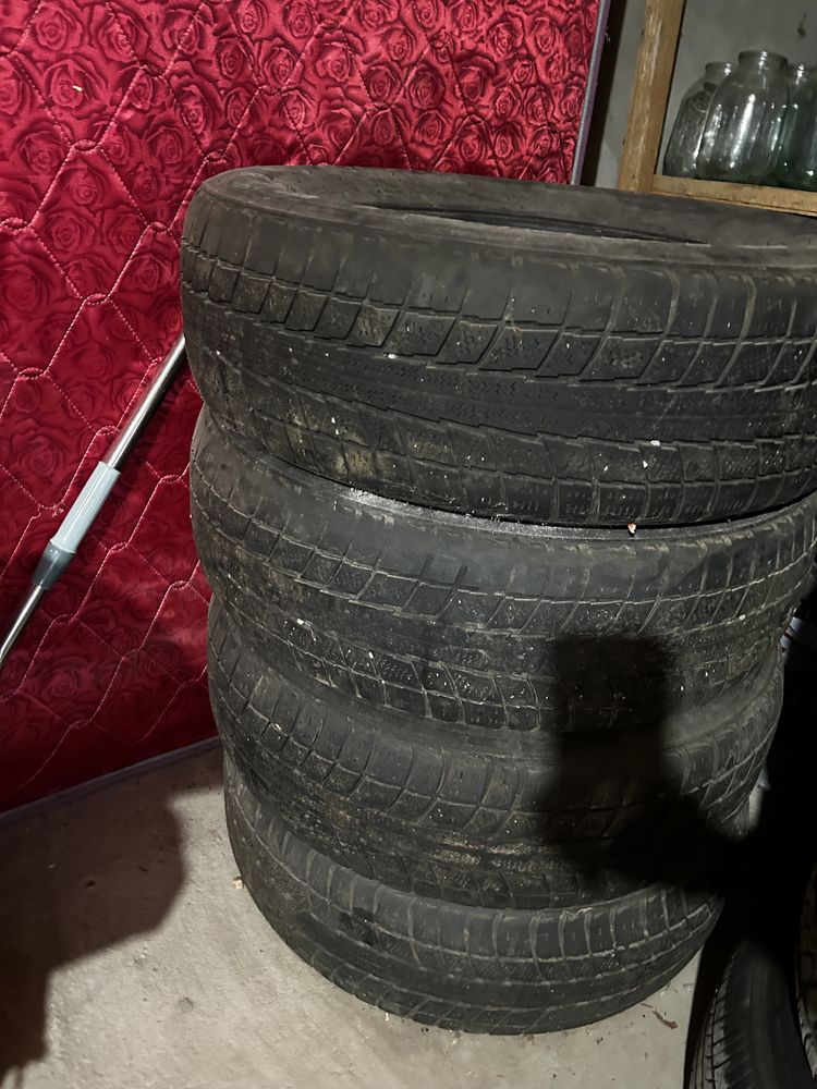 Продам шины размер 225/70/ R16 зимние шины