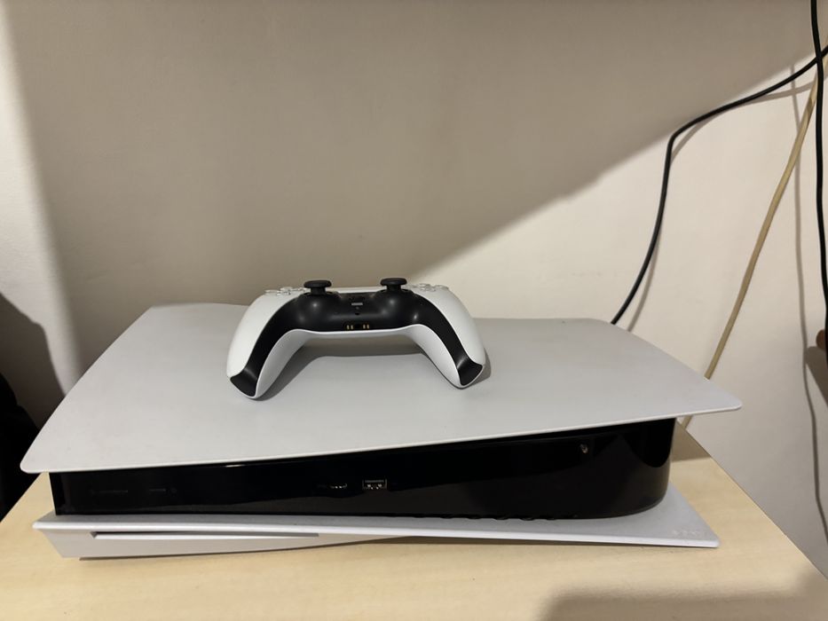 Продавам Плейстейшън 5 (8 игри + джойстик)