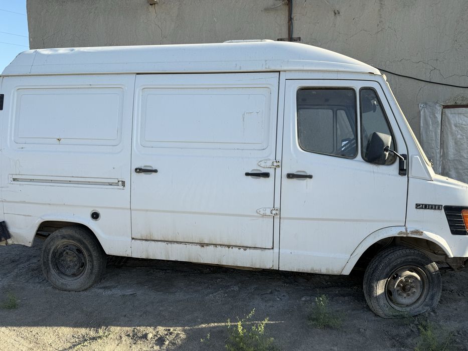 Mersedes Benz 207 furgon bortovoy