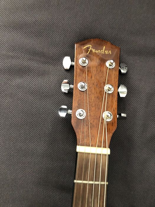 Chitara Fender pentru stangaci