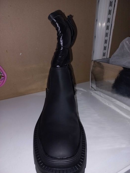 Продавам дамски ботуши