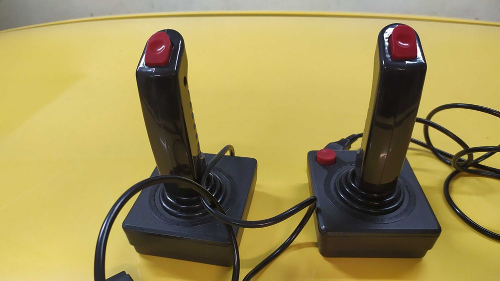 Ретро видеоконзола - стил Atari 2600 (реплика) с 5001 вградени игри