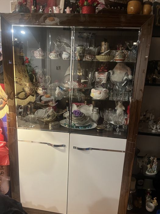 Vand , masa, dulap, vitrina