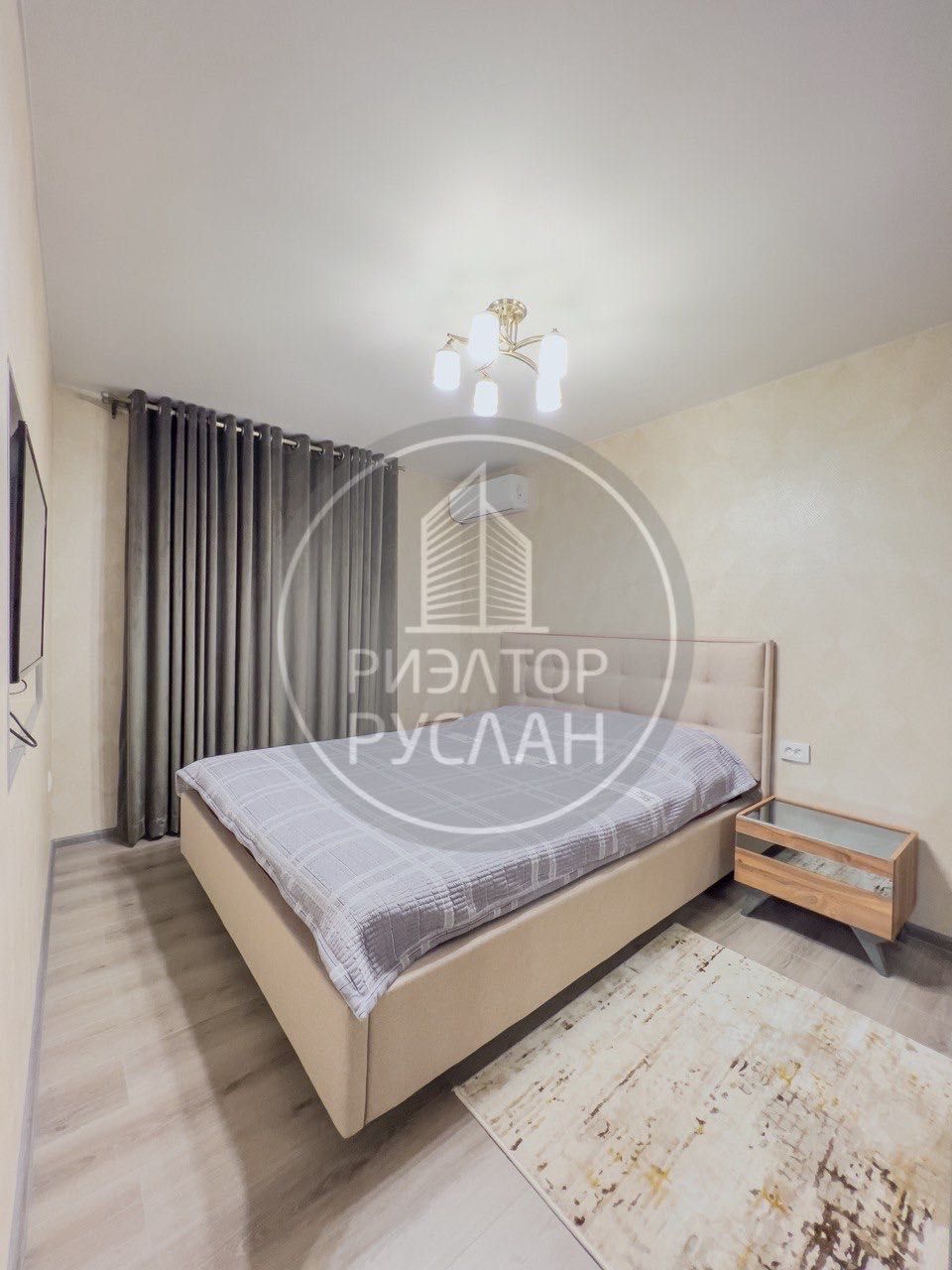 2.3.5 Буюк Ипак ЙуЛи Балкон 2х6 КирПич 55м2 Гостиница  Саёхат макро